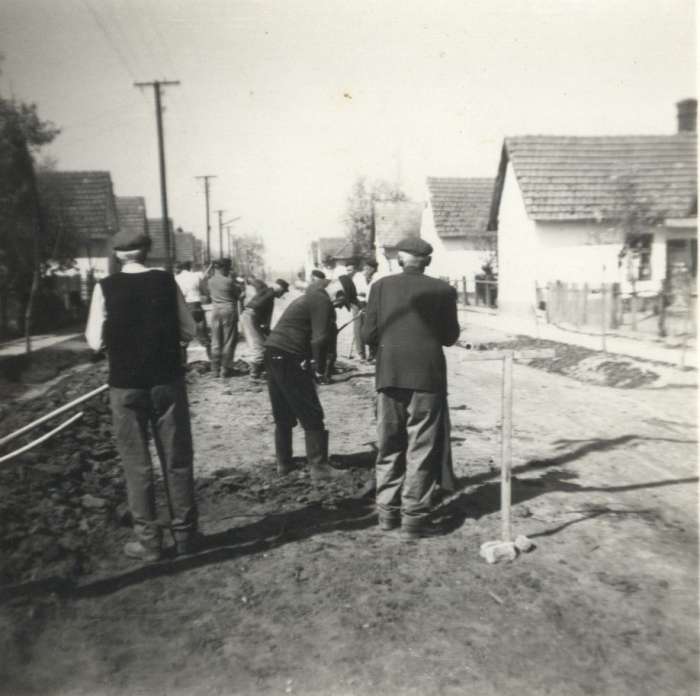 A Dózsa utcai út építése Balatonmagyaródon 1 Kovács Feencné fotója másolata.jpg